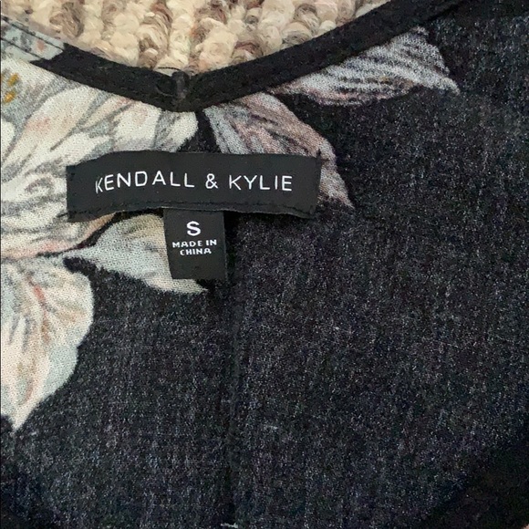 Black floral Kendall and Kylie cropped shirt - Picture 2 of 2
